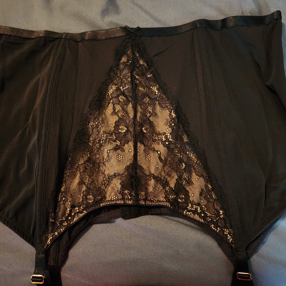 Cacique Garter w/ lace detail